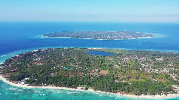 Maldivler 'de güzel bir manzaranın havadan görüntüsü.