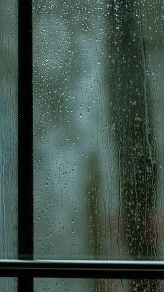 Vertikální Záběr Mokrého Deštivého Okna — Stock fotografie
