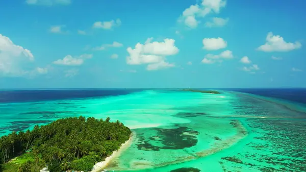 アジアの晴れた日に島のある海の美しい景色 — ストック写真