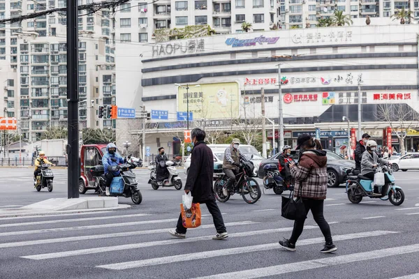 Covid 19のロックダウン準備 中国の通りを横断する電源を購入した人々 — ストック写真