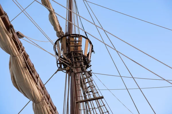 Een Oude Houten Zeilschip Mast Zeilen Karavel Piratenschip — Stockfoto