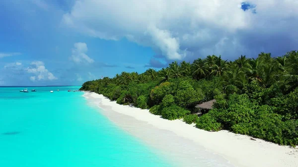 Gök Mavisi Okyanustaki Tropik Bir Adanın Kuş Bakışı Görüntüsü — Stok fotoğraf