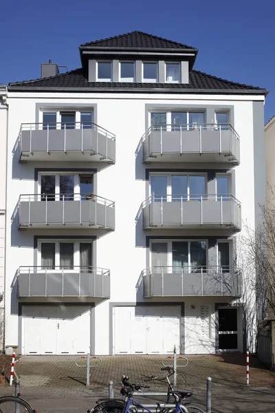 Vertikální Snímek Moderního Bílého Činžovního Domu Garážemi Brémách Německo — Stock fotografie