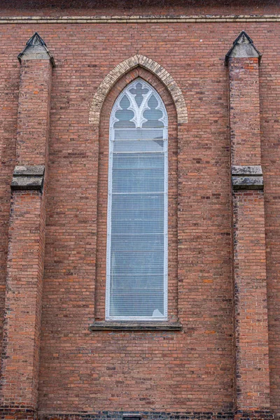 Θέα Τοίχο Εκκλησίας Κάθετο Τοξωτό Παράθυρο Από Κόκκινα Τούβλα Γοτθικό — Φωτογραφία Αρχείου