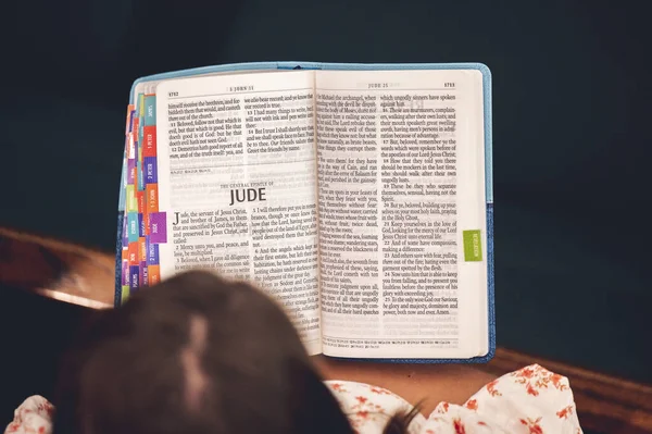 Een Bovenaanzicht Van Een Kleurrijke Open Bijbel Met Judas Boek — Stockfoto