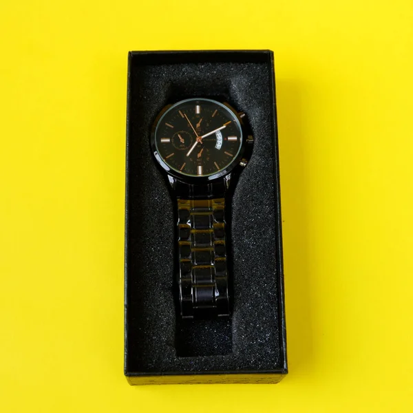 Tiro Vertical Relógio Pulso Luxo Uma Caixa Presente Preta Contra — Fotografia de Stock