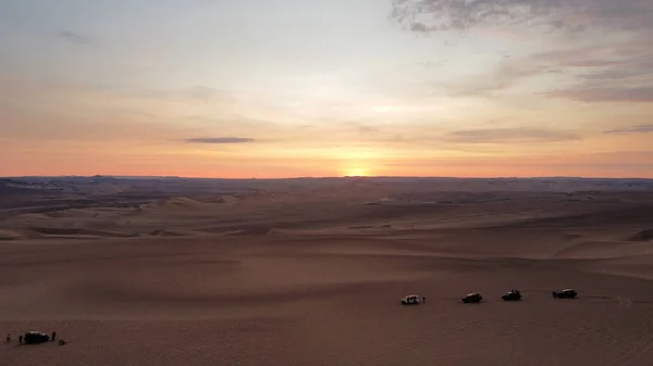 日没時に砂丘に覆われた無人島での車のサファリの鳥の目のビュー — ストック写真