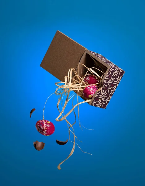 Disparo Vertical Huevos Pascua Chocolate Cayendo Una Caja — Foto de Stock