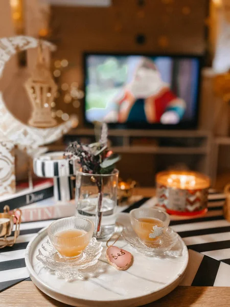 Tavolo Ben Decorato Con Tazze Cioccolatini Candele — Foto Stock