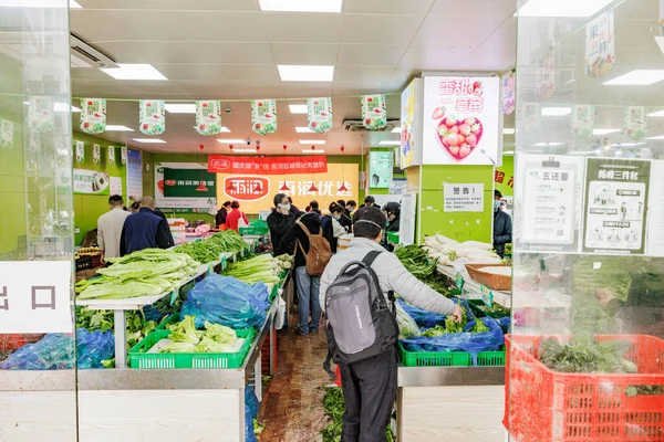 Grupo Pessoas Supermercado Comprando Itens Essenciais Preparação Para Bloqueio Durante — Fotografia de Stock