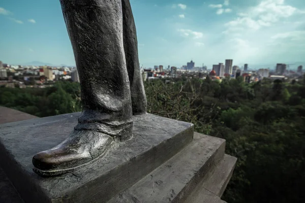 Belo Tiro Pernas Masculinas Uma Estátua Metal Alto Com Árvores — Fotografia de Stock
