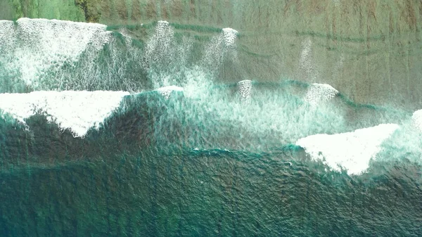 Una Vista Aérea Las Suaves Olas Del Océano Con Espuma — Foto de Stock