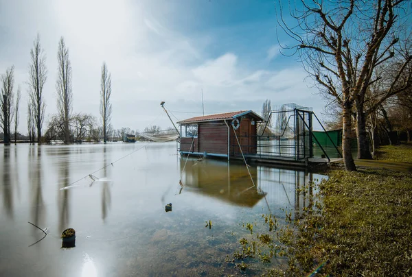 Uma Cabana Madeira Rio Charente França Durante Dia — Fotografia de Stock