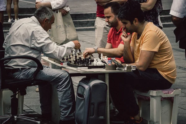 Een Oude Man Die Twee Schaakpartijen Tegelijk Speelt Tegen Jongere — Stockfoto