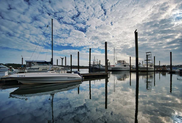 Barcos Atracados Porto Com Nuvens Refletidas Água Hilton Head Island — Fotografia de Stock