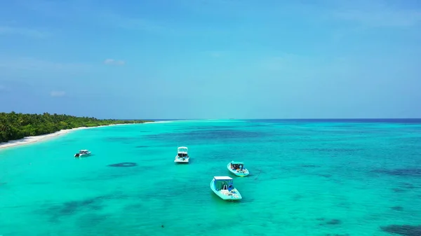 Ein Schöner Blick Auf Ein Ruhiges Blaues Meer Mit Booten — Stockfoto