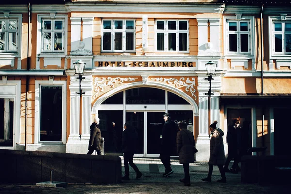 Passanten Auf Der Straße Hotel Schaumburg — Stockfoto