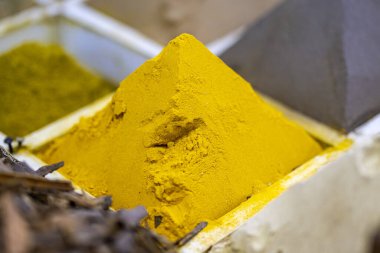 Sokak pazarında zerdeçal içeren baharat piramidinin yakın plan çekimi.