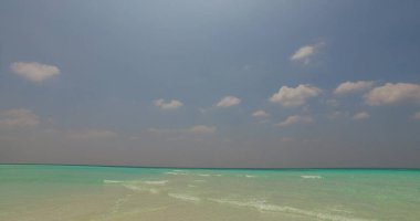 Güzel bir sahil manzarası, mavi deniz ve gökyüzü.