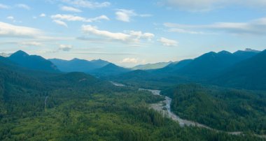 Ağustos 2021 'de Washington eyaletindeki Cushman Gölü ve Olimpiyat Dağları' nın panoramik manzarası