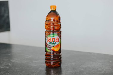 Siyah masa üstünde Jana şeftalili buzlu çay.