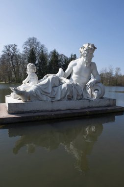 Gölde güzel bir heykel manzarası