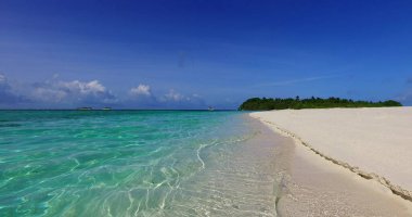 Asya 'da mavi gökyüzü arka planında tropikal bir adada güzel bir kıyı manzarası.