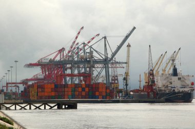 Lizbon, Portekiz 'deki Tejo Nehri' nin kıyısındaki bir teknenin yanındaki vinç ve kargo kutuları.