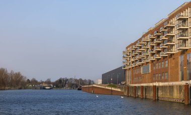 Roermond sanayi limanına girişin yan perspektifi, yan taraftaki bir iskan binası, Hollanda.