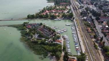 Macaristan 'daki Balaton Gölü' ne yanaşan gemi ve teknelerin hava görüntüsü.