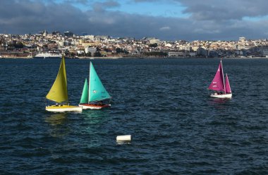 Bulutlu bir günde Lizbon 'daki Tagus Nehri' nde üç yelkenli.