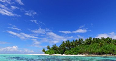 Güneşli bir günde deniz manzaralı güzel bir ada.