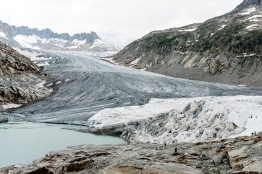 İsviçre 'deki karlı yol ve dağın panoramik manzarası
