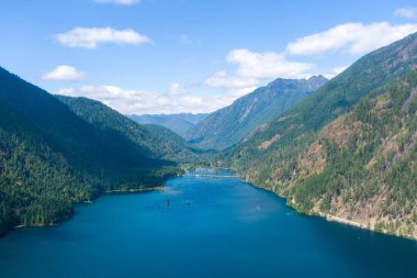 Ağustos 2021 'de Washington eyaletindeki Cushman Gölü ve Olimpiyat Dağları' nın panoramik manzarası