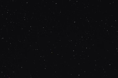 Gecenin arka planında bir çok yıldız var.