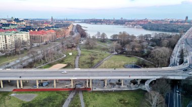Arka planda parkı olan bir köprünün hava görüntüsü Stockholm, İsveç Şubat 2020
