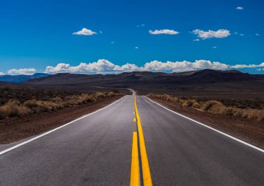 Amerika 'daki dağ sırasına giden sonsuz bir yol.