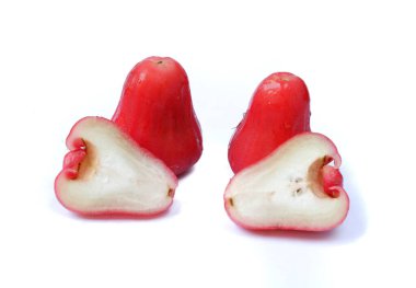 Beyaz arka planda izole edilmiş olgun su guava meyvelerinin yakın plan çekimi.