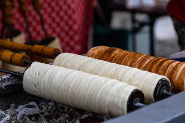 Kurtos Kolas 'ın yakın plan fotoğrafı. Şeker, bal ve fındıklı geleneksel Macar pastası.
