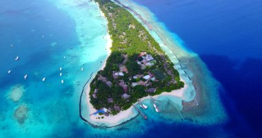 Güneşli bir günde deniz manzaralı güzel bir ada.