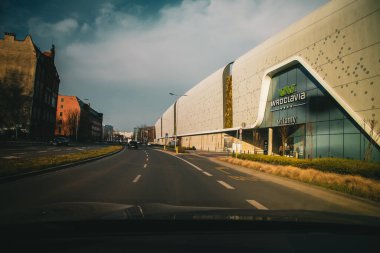 Wroclavia alışveriş merkezinin yakınındaki sokakta bir arabadan ateş edildi.