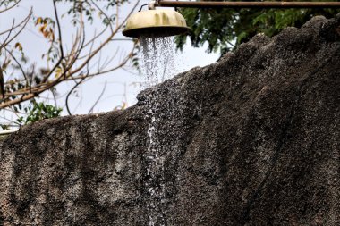 Eski bir açık hava duşundan akan bir su