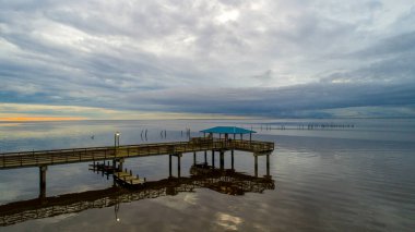 Amerika Birleşik Devletleri 'nin Daphne, Alabama kentindeki Mobile Körfezi' ndeki 1 Mayıs Günü Parkı 'ndaki iskele manzarası.