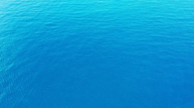 Sakin mavi bir okyanusun arka planı