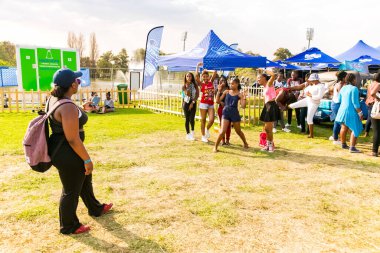 Çeşitli gençler Johannesburg, Güney Afrika 'daki müzik festivalinde eğleniyorlar.