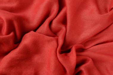 Kırmızı pamuklu kumaşın yakın plan çekimi.