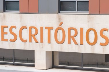 Portekiz 'de modern bir ofis binası cephesinin bir parçası: ofisler