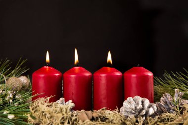 Noel tatillerinde kırmızı mum yakmak 