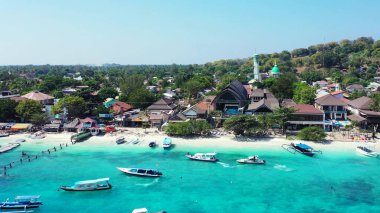 Gili Trawangan adasındaki bir plajın etrafındaki gemilerin hava görüntüsü.