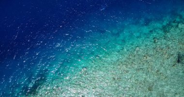 Asya 'da güneşli bir günde sakin mavi bir denizin güzel bir manzarası.